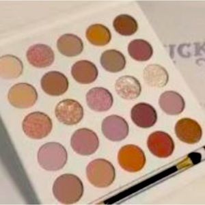 Lucky nude makeup pallet